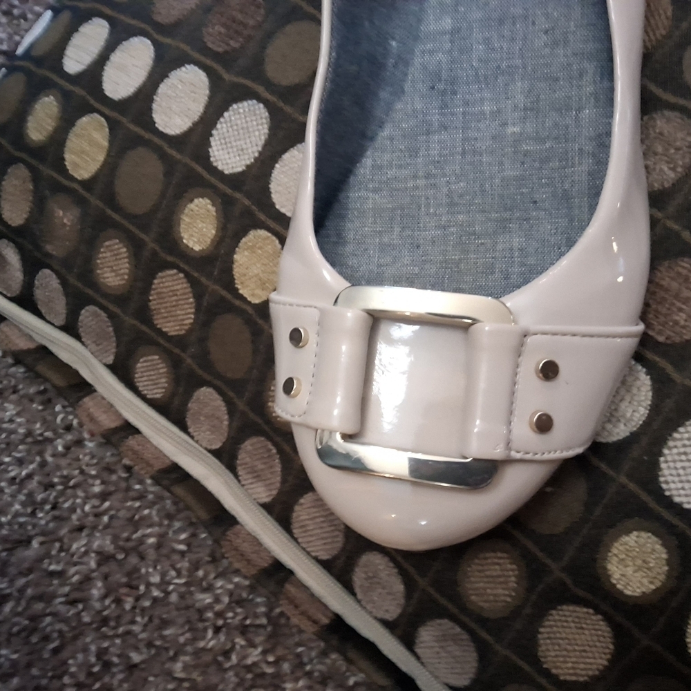 Dr. Scholl's Beige patent Flats with Gold Buckle - Picture 5 of 13